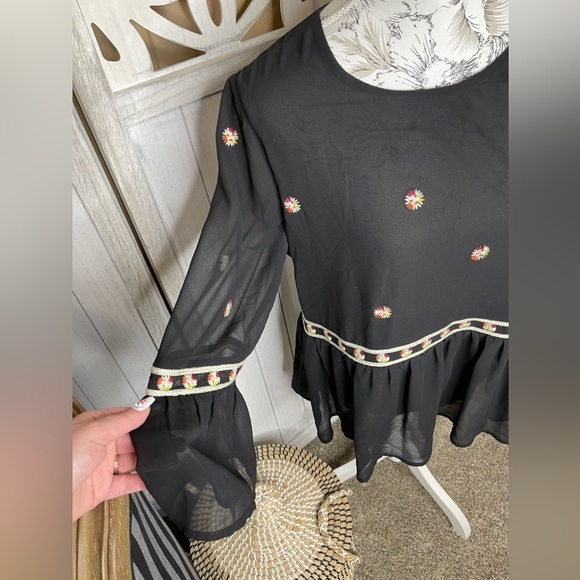 Harlowe & Graham Lightweight Black Peasant Embroidered Floral Size Medium - Picture 2 of 6